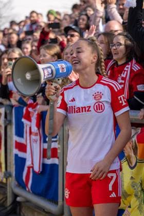 Giulia Gwinn FC Bayern Muenchen, 7 on the megaphone with the fans after the victory, GER, Eintracht Frankfurt vs FC Bayern Muenchen, Football Google Pixel Womens Bundesliga, 15 Matchday, Season 2023 2024, 09 03 2024 DFL DFB regulations prohibit any use of photographs as image sequences and or quasi video GER, Eintracht Frankfurt vs FC Bayern Muenchen, Football Google Pixel Womens Bundesliga, 15 Matchday, Season 2023 2024, 09 03 2024, Frankfurt Copyright: xEibner-Pressefoto StefanxMayerx EP_SMR
