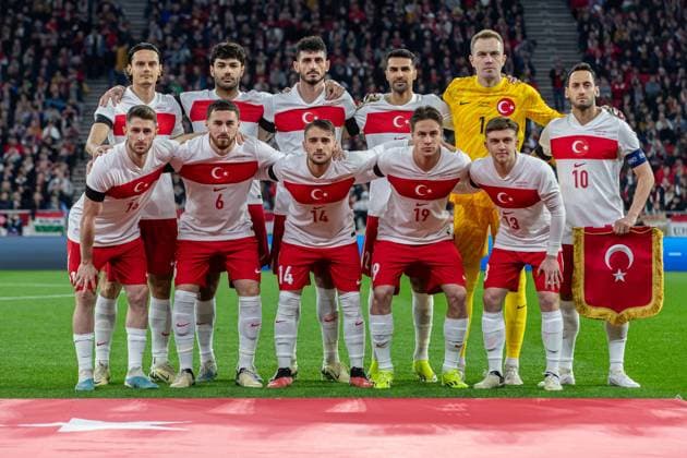 Türkei Mannschaftsbild (hi. V. li.) Enes Ünal, Ozan Kabak, Samet Akaydin, Zeki Celik, Torwart Mert Günok, Hakan Calhanoglu; (vorn v. li.) Ismail Yüksek, Orkun Kökcü, Yunus Akgün, Kenan Yildiz, Ridvan Yilmaz Team Turkey before the friendly match at Puskas Arena on March 22, 2024 in Budapest. Copyright: xRobertxSzaniszlox HUNTUR24 0090
