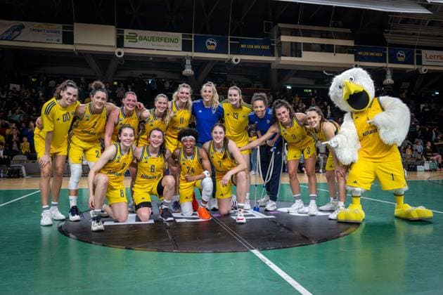 Basketball Berlin 22 03 2024 Season 2023 2024 1 Bundesliga DBBL Alba Berlin Saarlouis Royals Cheering Alba after the victory Theresa Simon Alba, No 03 Henriette Höfermann Alba, No 08 Lucy Reuß Alba, No 05 Reuss Stefanie Grigoleit Alba, No 02 Laina Snyder Alba, No 09 Maggie Mulligan Alba, No 00 Margaret Nina Rosemeyer Alba, No 11 Leoni Kreyenfeld Alba, No 07 Tessa Stammberger Alba, No 06 Deeshyra Thomas Alba, No 24 Wiebke Schwartau Alba, No 13 Lena Gohlisch Alba, No 12 Nafi Harz Alba, No 01 Marie Bertholdt Alba, No 04 Albatros Maskottchen