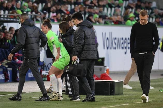 23 03 2024, xgox, Fußball 1 Bundesliga Damen, VfL Wolfsburg FC Bayern München emspor, v l Marina Hegering Wolfsburg, 31 , Tommy Stroot Wolfsburg, Trainer verletzt, Verletzung, injury, injured DFL DFB REGULATIONS PROHIBIT ANY USE OF PHOTOGRAPHS as IMAGE SEQUENCES and or QUASI VIDEO Wolfsburg