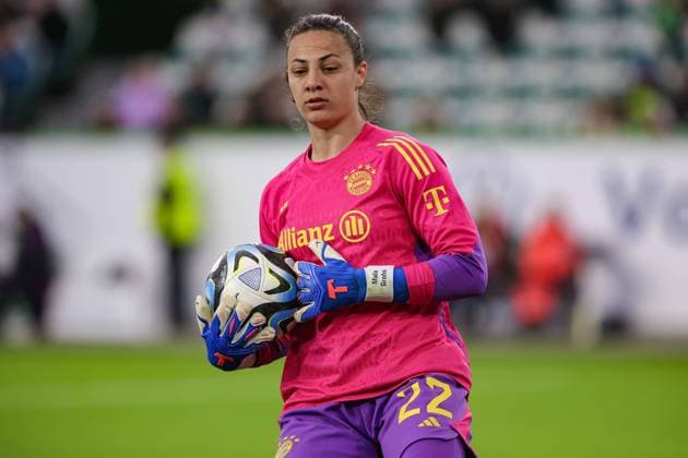from left Maria Luisa Grohs Mala, goalkeeper, goalkeeper, FC Bayern Munich, 22 on the ball, single image, full body, action, action scene, portrait, close-up, single photo, single image, THE DFB REGULATIONS PROHIBIT ANY USE OF PHOTOGRAPHS AS IMAGE SEQUENCES AND OR QUASI VIDEO , 23 03 2024, Wolfsburg Germany , Football, Google Pixel Womens Bundesliga, VfL Wolfsburg FC Bayern Munich xobx