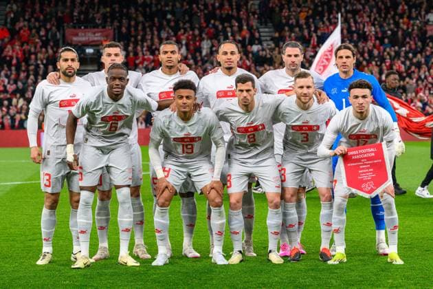 National match Denmark v Switzerland 23 03 24 1 SUI Yann Sommer keeper , 3 SUI Silvan Widmer, 5 SUI Manuel Akanji, 6 SUI Denis Zakaria, 8 SUI Remo Freuler, 9 SUI Noah Okafor, 10 SUI Granit Xhaka, 13 SUI Ricardo Rodriguez, 17 SUI Ruben Vargas, 19 SUI Dan Ndoye, 22 SUI Fabian Schär Fabian Schaer DK Caption Schweiz holdbillede Landskamp Danmark mod Schweiz Venskabskamp Parken, Kobenhavn 23 03 2024 UK Caption Switzerland team photo National match Denmark against Switzerland Friendly match Parken, Copenhagen 20240323 Kobenhavn Danmark Copyright: xMichaelxBarrettxBoesenx
