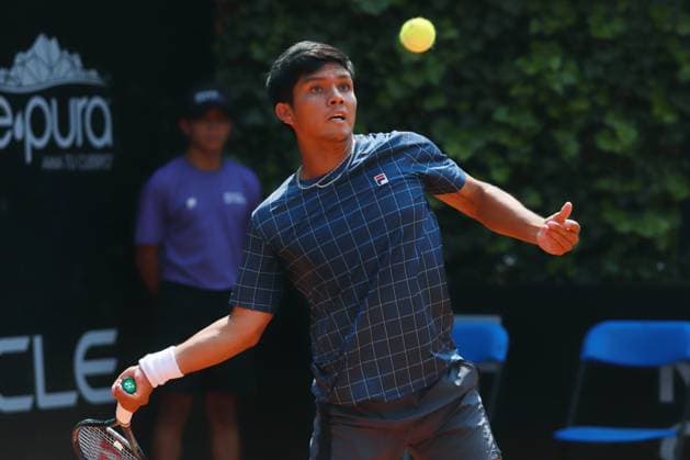 April 2, 2024, Mexico City, Ciudad de Mexico, Mexico: Apr 2, 2024, Mexico City, Mexico: Matias Soto (CHL) hits a forehand against Giovanni Mpetshi Perricard (FRA) during the Day 3 of the Mexico City Open at Deportivo Chapultepec. on Apr 2, 2024, Mexico City, Mexico. Mexico City Mexico - ZUMAe321 20240402_zsa_e321_032 Copyright: xCarlosxSantiago xEyepixxGroupx
