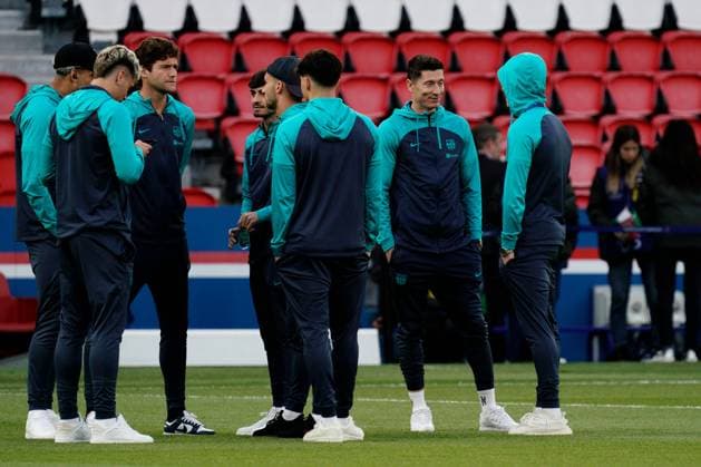 Members of the Barcelona squad, including Robert Lewandowski, take a stroll on the pitch before the match Paris Saint-Germain v Barcelona, UEFA Champions League, Quarter Final, First Leg, Football, Parc des Princes, Paris, France - 10 Apr 2024 EDITORIAL USE ONLY No use with unauthorised audio, video, data, fixture lists, club league logos or live services. Online in-match use limited to 120 images, no video emulation. No use in betting, games or single club league player publications. Copyright: xDavexWinter Shutterstockx 14424874f