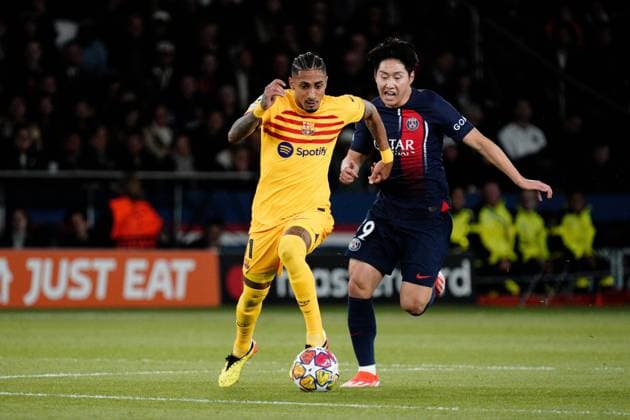 Raphinha of Barcelona and Kang-in Lee of PSG Paris Saint-Germain v Barcelona, UEFA Champions League, Quarter Final, First Leg, Football, Parc des Princes, Paris, France - 10 Apr 2024 EDITORIAL USE ONLY No use with unauthorised audio, video, data, fixture lists, club league logos or live services. Online in-match use limited to 120 images, no video emulation. No use in betting, games or single club league player publications. Copyright: xDavexWinter Shutterstockx 14424874v