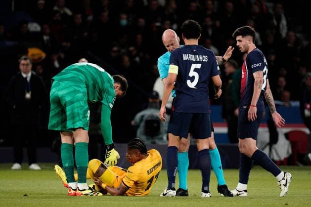 Raphinha of Barcelona goes down injured Paris Saint-Germain v Barcelona, UEFA Champions League, Quarter Final, First Leg, Football, Parc des Princes, Paris, France - 10 Apr 2024 EDITORIAL USE ONLY No use with unauthorised audio, video, data, fixture lists, club league logos or live services. Online in-match use limited to 120 images, no video emulation. No use in betting, games or single club league player publications. Copyright: xDavexWinter Shutterstockx 14424874x