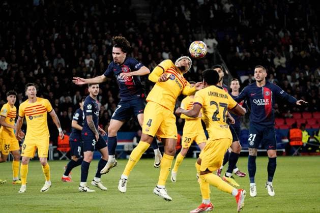 Vitinha of PSG and Ronald Araujo of Barcelona Paris Saint-Germain v Barcelona, UEFA Champions League, Quarter Final, First Leg, Football, Parc des Princes, Paris, France - 10 Apr 2024 EDITORIAL USE ONLY No use with unauthorised audio, video, data, fixture lists, club league logos or live services. Online in-match use limited to 120 images, no video emulation. No use in betting, games or single club league player publications. Copyright: xDavexWinter Shutterstockx 14424874ag