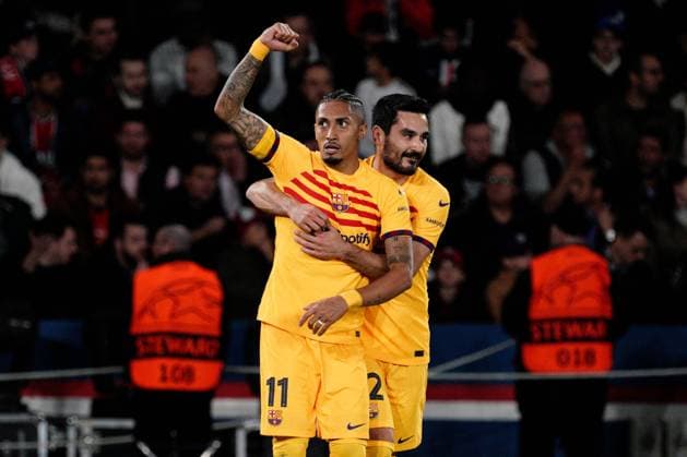 Sport Bilder des Tages Raphinha of Barcelona is congratulated by Ilkay Gundogan of Barcelona after he puts his side 1-0 ahead Paris Saint-Germain v Barcelona, UEFA Champions League, Quarter Final, First Leg, Football, Parc des Princes, Paris, France - 10 Apr 2024 EDITORIAL USE ONLY No use with unauthorised audio, video, data, fixture lists, club league logos or live services. Online in-match use limited to 120 images, no video emulation. No use in betting, games or single club league player publications. Copyright: xDavexWinter Shutterstockx 14424874at