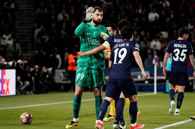 Gianluigi Donnarumma of PSG high fives Marquinhos of PSG after he blocks a shot Paris Saint-Germain v Barcelona, UEFA Champions League, Quarter Final, First Leg, Football, Parc des Princes, Paris, France - 10 Apr 2024 EDITORIAL USE ONLY No use with unauthorised audio, video, data, fixture lists, club league logos or live services. Online in-match use limited to 120 images, no video emulation. No use in betting, games or single club league player publications. Copyright: xDavexWinter Shutterstockx 14424874hl