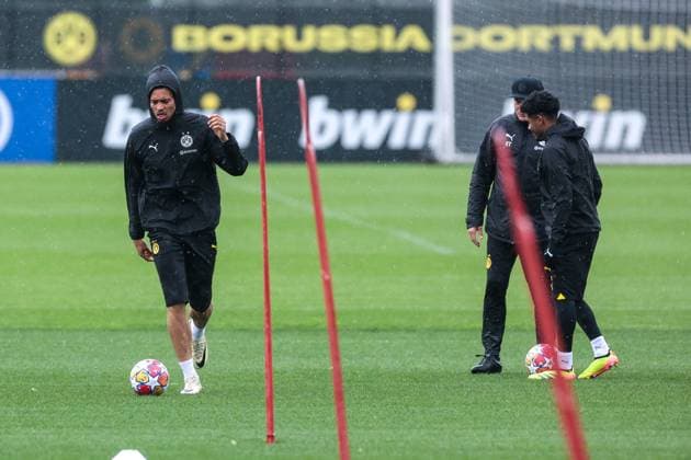 15 04 2024, Football, Season 2023 2024, UEFA Champions League, UCL, Final training, Borussia Dortmund Atletico Madrid, f l Felix Nmecha Borussia Dortmund , Coach Edin Terzic Borussia Dortmund , Ian Maatsen Borussia Dortmund , Dortmund Signal Iduna Park NRW Germany xRHR PHOTO DEx Copyright: DennisxEwert RHR-FOTOx RHR-FOTO DE