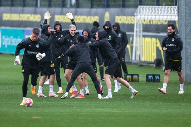 15 04 2024, Football, Season 2023 2024, UEFA Champions League, UCL, Final training, Borussia Dortmund Atletico Madrid, f l Goalkeeper Alexander Meyer Borussia Dortmund , Emre Can Borussia Dortmund , Goalkeeper Gregor Kobel Borussia Dortmund , Nico Schlotterbeck Borussia Dortmund , Youssoufa Moukoko Borussia Dortmund , Salih Özcan Borussia Dortmund , Marius Wolf Borussia Dortmund , Niclas Füllkrug Borussia Dortmund , Mats Hummels Borussia Dortmund , Dortmund Signal Iduna Park NRW Germany xRHR PHOTO DEx Copyright: DennisxEwert RHR-FOTOx RHR-FOTO DE