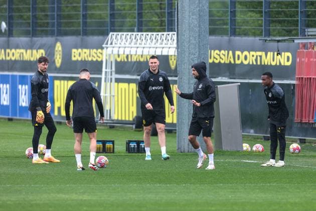 15 04 2024, Football, Season 2023 2024, UEFA Champions League, UCL, Final training, Borussia Dortmund Atletico Madrid, f l Goalkeeper Gregor Kobel Borussia Dortmund , Salih Özcan Borussia Dortmund , Niklas Süle Borussia Dortmund , Emre Can Borussia Dortmund , Youssoufa Moukoko Borussia Dortmund , Dortmund Signal Iduna Park NRW Germany xRHR PHOTO DEx Copyright: DennisxEwert RHR-FOTOx RHR-FOTO DE