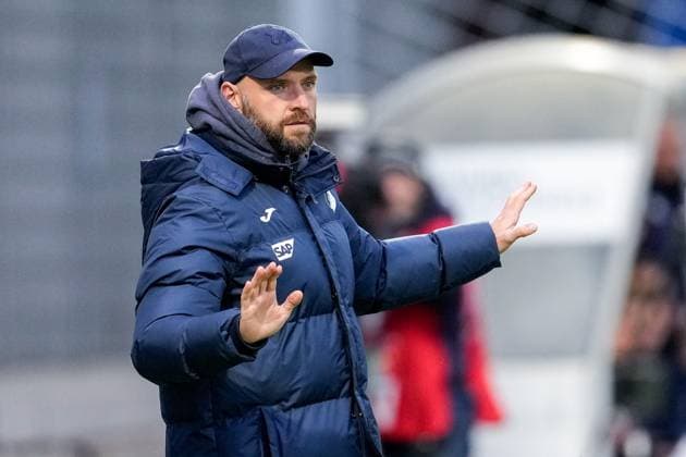 Stephan Lerch Coach, Head Coach, TSG , gives instructions, gestures, gesticulates with arms, single image, single photo, action, action, 15 04 2024, Sinsheim Hoffenheim Germany , Football, Google Pixel Women Bundesliga, TSG 1899 Hoffenheim 1 FC Köln, DFB DFL REGULATIONS PROHIBIT ANY USE OF PHOTOGRAPHS AS IMAGE SEQUENCES AND OR QUASI VIDEO xozx