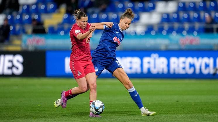 v li Carlotta Wamser Cologne, 30 , Franziska Harsch TSG, 17 , duel, duel, tackle, tackling, dynamics, action, action, 15 04 2024, Sinsheim Hoffenheim Germany , Football, Google Pixel Women Bundesliga, TSG 1899 Hoffenheim 1 FC Köln, DFB DFL REGULATIONS PROHIBIT ANY USE OF PHOTOGRAPHS AS IMAGE SEQUENCES AND OR QUASI VIDEO xozx
