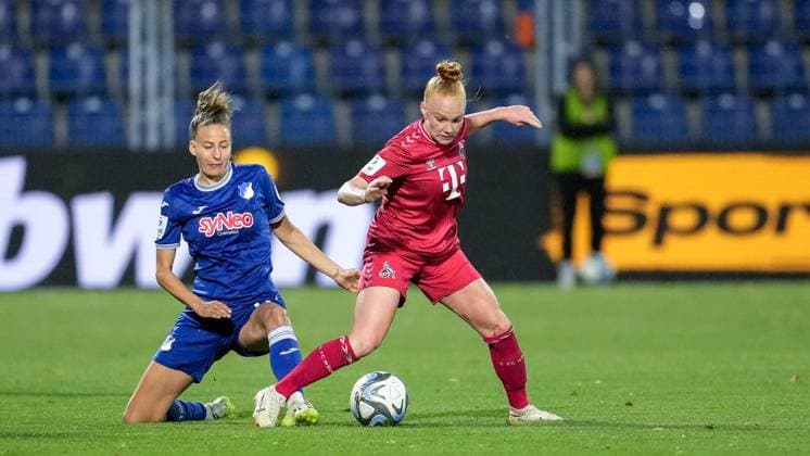 v li Franziska Harsch TSG, 17 , Laura Vogt Köln, 8 , duel, duel, tackle, tackling, dynamics, action, action, 15 04 2024, Sinsheim Hoffenheim Germany , Football, Google Pixel Women Bundesliga, TSG 1899 Hoffenheim 1 FC Köln, DFB DFL REGULATIONS PROHIBIT ANY USE OF PHOTOGRAPHS AS IMAGE SEQUENCES AND OR QUASI VIDEO xozx