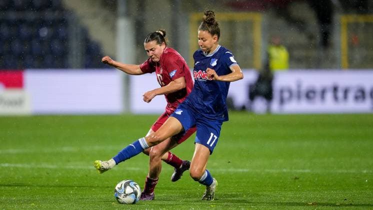v li Carlotta Wamser Cologne, 30 , Franziska Harsch TSG, 17 , duel, duel, tackle, tackling, dynamics, action, action, 15 04 2024, Sinsheim Hoffenheim Germany , Football, Google Pixel Women Bundesliga, TSG 1899 Hoffenheim 1 FC Köln, DFB DFL REGULATIONS PROHIBIT ANY USE OF PHOTOGRAPHS AS IMAGE SEQUENCES AND OR QUASI VIDEO xozx