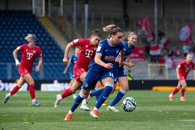 Julia Hickelsberger TSG Hoffenheim, 18 on the ball, behind her Melissa Koessler TSG Hoffenheim, 25 , GER, TSG 1899 Hoffenheim vs FC Koeln, Fußball Google Pixel Frauen Bundesliga, 18 Spieltag, Saison 2023 2024, 15 04 2024 DFB regulations prohibit any use of photographs as image sequences and or quasi video GER, TSG 1899 Hoffenheim vs FC Koeln, Fussball Google Pixel Frauen Bundesliga, 18 Spieltag, Saison 2023 2024, 15 04 2024 Hoffenheim Copyright: xEibner-Pressefoto Memmlerx EP_MMR