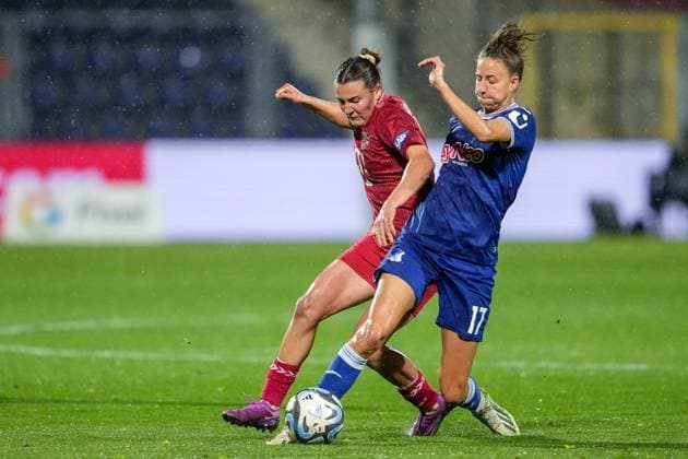 v li Carlotta Wamser Cologne, 30 , Franziska Harsch TSG, 17 , duel, duel, tackle, tackling, dynamics, action, action, 15 04 2024, Sinsheim Hoffenheim Germany , Football, Google Pixel Women Bundesliga, TSG 1899 Hoffenheim 1 FC Köln, DFB DFL REGULATIONS PROHIBIT ANY USE OF PHOTOGRAPHS AS IMAGE SEQUENCES AND OR QUASI VIDEO xozx