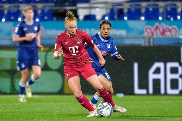 v li Laura Vogt Cologne, 8 , Gia Corley TSG, 10 , duel, duel, tackle, tackling, dynamics, action, action, 15 04 2024, Sinsheim Hoffenheim Germany , Football, Google Pixel Women Bundesliga, TSG 1899 Hoffenheim 1 FC Köln, DFB DFL REGULATIONS PROHIBIT ANY USE OF PHOTOGRAPHS AS IMAGE SEQUENCES AND OR QUASI VIDEO xozx