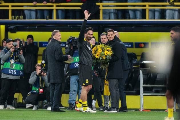 16 04 2024, Football, Season 2023 2024, UEFA Champions League, UCL, Quarterfinals, Round 2, Second leg, Borussia Dortmund Atletico Madrid, from l Chairman of the Supervisory Board Hans Joachim Watzke Borussia Dortmund honors Mats Hummels Borussia Dortmund for 500 games, Sports Director Sebastian Kehl Borussia Dortmund , Dortmund Signal Iduna Park NRW Germany xRHR PHOTO DEx Copyright: DennisxEwert RHR-FOTOx RHR-FOTO DE