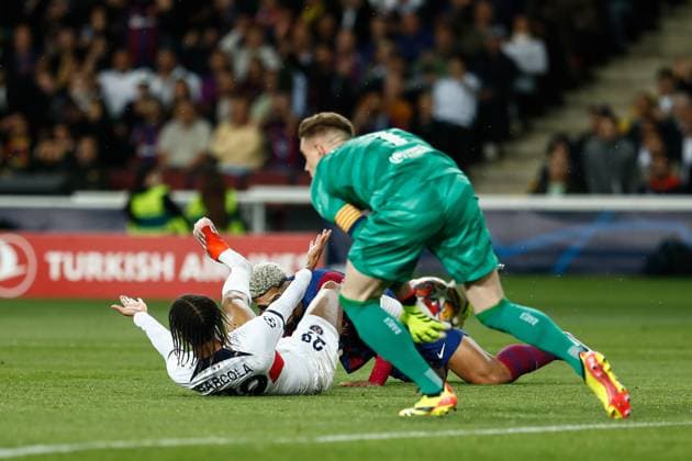 April 16, 2024, Barcelona, Barcelona, SPAIN: Bradley Barcola of PSG and Ronald Araujo and Marc-Andre ter Stegen of FC Barcelona, Barca in action during the UEFA Champions League, Quarter-final Second Leg, match played between FC Barcelona and Paris Saint-Germain FC at Estadio Olimpico de Montjuic on April 16, 2024, in Barcelona, Spain. Barcelona SPAIN - ZUMAa181 20240416_zaa_a181_085 Copyright: xIrinaxR.xHipolitox