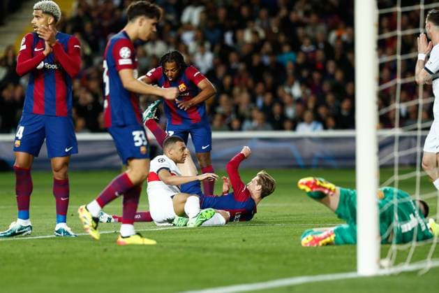 April 16, 2024, Barcelona, Barcelona, SPAIN: Kylian Mbappe of PSG and Frenkie de Jong of FC Barcelona, Barca in action during the UEFA Champions League, Quarter-final Second Leg, match played between FC Barcelona and Paris Saint-Germain FC at Estadio Olimpico de Montjuic on April 16, 2024, in Barcelona, Spain. Barcelona SPAIN - ZUMAa181 20240416_zaa_a181_080 Copyright: xIrinaxR.xHipolitox