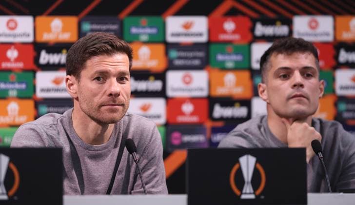 . - Bayer 04 Leverkusen Pressekonferenz, Bayer 04 Leverkusen press conference, PK, Pressekonferenz UEFA Europa League, Quarter Final, 2nd Leg, London Stadium, London, UK - 17th April 2024. Xabi Alonso Manager of Bayer 04 Leverkusen & Granit Xhaka of Bayer 04 Leverkusen. - Bayer 04 Leverkusen Pressekonferenz, Bayer 04 Leverkusen Press Conference, UEFA Europa League, Quarter Final, 2nd Leg, London Stadium, London, UK - 17th April 2024. London London Stadium UK Copyright: xDanxWeirx CP_Bayer_04_Leverkusen_Presskonferenz_14