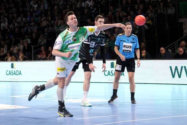DEU, DHB, 1 HBL, Fuechse Berlin vs THW Kiel, 21 04 2024, Max Schmeling Halle, Berlin, DEU, DHB, 1 HBL, Fuechse Berlin vs THW Kiel, in the picture 7m from Hans Lindberg Fuechse Berlin 18 , Hendrik Pekeler THW Kiel 61 Foto Juergen Engler nordphoto GmbH nordphotoxGmbHx xEngler nph00076