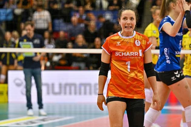 DVL PO Allianz MTV Stuttgart SSC Palmberg Schwerin, 24 04 2024 DVL, Playoff Final, Match 4, Volleyball, Women, Season 2023 24, Allianz MTV Stuttgart in blue , against SSC Palmberg Schwerin in yellow , Roosa Koskelo, Libero Stuttgart Copyright: xBEAUTIFULxSPORTS TomxBlochx