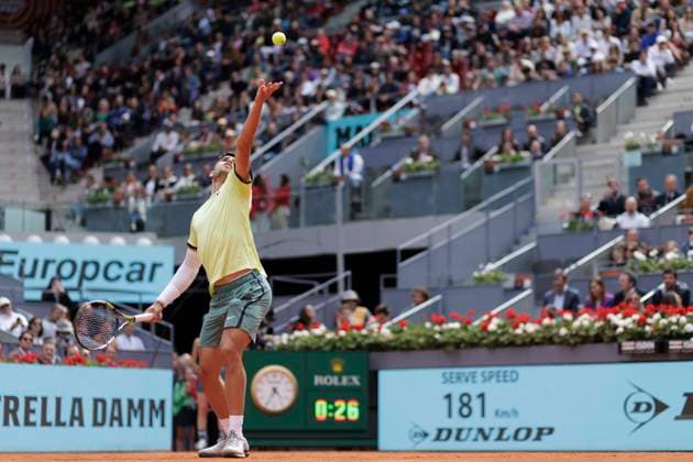MADRID, SPAIN - APRIL 26:Carlos Alcaraz returns the ball against Alexander Shevchenko during their match on Day 5 of the Mutua Madrid Open at Caja Magica Stadium in Madrid. ONLYxEDITORIALxUSAGE (251341795)