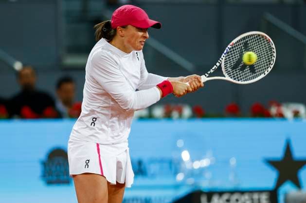 April 27, 2024, Madrid, Madrid, SPAIN: Iga Swiatek of Poland in action against Sorana Cirstea of Romania during the Mutua Madrid Open 2024, ATP, Tennis Herren Masters 1000 and WTA, Tennis Damen 1000, tournament celebrated at Caja Magica on April 27, 2024 in Madrid, Spain. Madrid SPAIN - ZUMAa181 20240427_zaa_a181_005 Copyright: xIrinaxR.xHipolitox