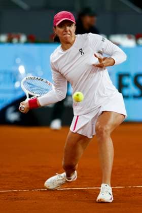 April 27, 2024, Madrid, Madrid, SPAIN: Iga Swiatek of Poland in action against Sorana Cirstea of Romania during the Mutua Madrid Open 2024, ATP, Tennis Herren Masters 1000 and WTA, Tennis Damen 1000, tournament celebrated at Caja Magica on April 27, 2024 in Madrid, Spain. Madrid SPAIN - ZUMAa181 20240427_zaa_a181_008 Copyright: xIrinaxR.xHipolitox