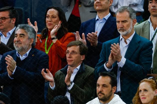 April 27, 2024, Madrid, Madrid, SPAIN: Jose Manuel Rodriguez Uribes, President of CSD, Jose Luis Martinez-Almeida, Mayor of Madrid, and King Felipe VI of Spain look on during the match between Rafael Nadal of Spain and Alex de Minaur of Australia during the Mutua Madrid Open 2024, ATP, Tennis Herren Masters 1000 and WTA, Tennis Damen 1000, tournament celebrated at Caja Magica on April 27, 2024 in Madrid, Spain. Madrid SPAIN - ZUMAa181 20240427_zaa_a181_183 Copyright: xIrinaxR.xHipolitox