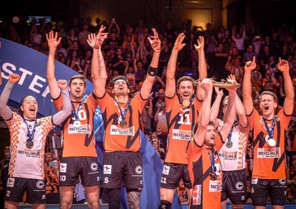 28 04 2024, xlakx, Volleyball 1 Bundesliga Men Final Sp 5 emspor, Berlin Recycling Volleys vs VfB Friedrichshafen, f l Satoshi Tsuiki BR Volleys 2 ,Daniel Malescha BR Volleys 10 ,Nehemiah Mote BR Volleys 5 ,Cody Kessel BR Volleys 11 ,Ruben Schott BR Volleys 13 with the championship trophy in his hand,Adam Kowalski BR Volleys 1 ,Johannes Tille BR Volleys 6 ,Cheering after the match Berlin