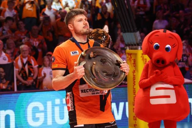DEU, DVV, 1 VBL, BR Volleys vs Friedrichshafen, Final, 28 04 2024, Max Schmeling Halle, Berlin, DEU, DVV, 1 VBL, BR Volleys vs Friedrichshafen, Final, in the picture Ruben Schott BR Volleys 13 with the trophy Photo Juergen Engler nordphoto GmbH nordphotoxGmbHx xEngler nph00076