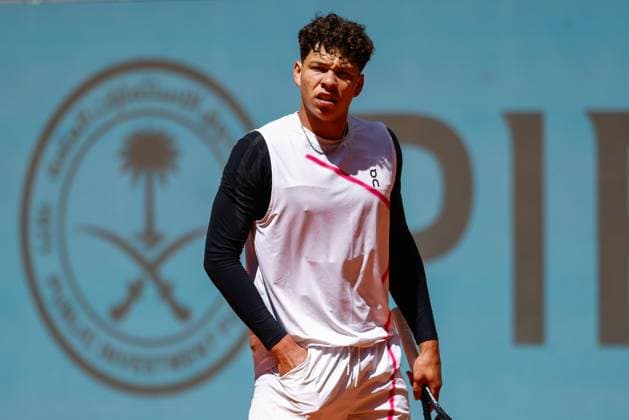 April 29, 2024, Madrid, Madrid, SPAIN: Ben Shelton of USA gestures against Alexander Bublik of Kazakhstan during the Mutua Madrid Open 2024, ATP, Tennis Herren Masters 1000 and WTA, Tennis Damen 1000, tournament celebrated at Caja Magica on April 29, 2024 in Madrid, Spain. Madrid SPAIN - ZUMAa181 20240429_zaa_a181_085 Copyright: xIrinaxR.xHipolitox