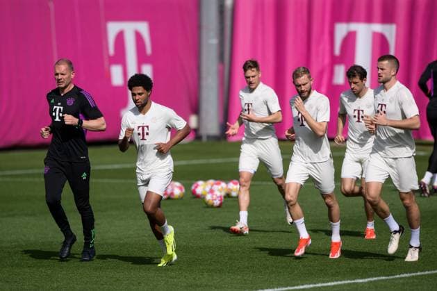 Soccer, Champions League, 20240429, Final training, FC Bayern Munich Real Madrid In the picture FC Bayern Munich fitness trainer Prof Dr Holger BROICH, Serge GNABRY FC Bayern Munich, 7 , Joshua KIMMICH FC Bayern Munich, 6 , Konrad LAIMER FC Bayern Munich, 27 , Thomas MÜLLER FC Bayern Munich, 25 and Eric DIER FC Bayern Munich, 15 Munich training ground Säbener Str 51 Bayern Germany Copyright: Passion2Press MarkusxFischerx