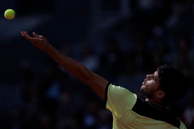 MADRID, SPAIN - APRIL 30: Carlos Alcaraz returns a shot against Jan-Lennard Struff during their match on Day 9 of the Mutua Madrid Open at Caja Magica Stadium in Madrid. ONLYxEDITORIALxUSAGE (251768882)