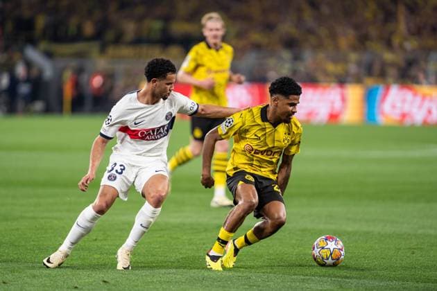 GER, UEFA Champions League, semi-final first leg, Borussia Dortmund vs Paris Saint Germain 01 05 2024, Signal Iduna Park, Dortmund, GER, UEFA Champions League, semi-final first leg, Borussia Dortmund vs Paris Saint Germain In the picture duel between Ian Maatsen BV Borussia Dortmund, 22 full body full body ball on foot Warren Zaire Emery Paris Saint Germain, 33 nordphotoxGmbHxx xChristianxSchulze nph000300