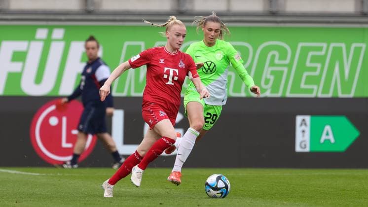 from left Anna Gerhardt 1 FC Köln, 21 and Jule Brand VfL Wolfsburg, 29 in a duel, dynamic, action, action, game scene, THE DFB REGULATIONS PROHIBIT ANY USE OF PHOTOGRAPHS AS IMAGE SEQUENCES AND OR QUASI VIDEO , 03 05 2024, Wolfsburg Germany , Football, Google Pixel Womens Bundesliga, VfL Wolfsburg 1 FC Köln xobx