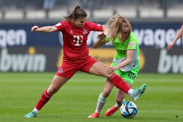 from left Martyna Wiankowska 1 FC Köln, 26 and Vivien Endemann VfL Wolfsburg, 25 in a duel, dynamic, action, action, game scene, THE DFB REGULATIONS PROHIBIT ANY USE OF PHOTOGRAPHS AS IMAGE SEQUENCES AND OR QUASI VIDEO , 03 05 2024, Wolfsburg Germany , Football, Google Pixel Womens Bundesliga, VfL Wolfsburg 1 FC Köln xobx