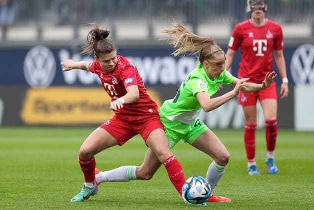 from left Martyna Wiankowska 1 FC Köln, 26 and Vivien Endemann VfL Wolfsburg, 25 in a duel, dynamic, action, action, game scene, THE DFB REGULATIONS PROHIBIT ANY USE OF PHOTOGRAPHS AS IMAGE SEQUENCES AND OR QUASI VIDEO , 03 05 2024, Wolfsburg Germany , Football, Google Pixel Womens Bundesliga, VfL Wolfsburg 1 FC Köln xobx
