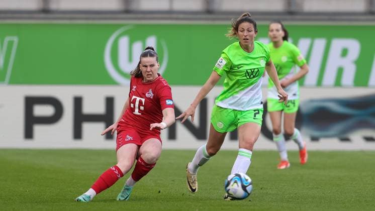 from left Adriana Achcinska 1 FC Köln, 9 and Chantal Hagel VfL Wolfsburg, 7 in a duel, dynamic, action, action, game scene, THE DFB REGULATIONS PROHIBIT ANY USE OF PHOTOGRAPHS AS IMAGE SEQUENCES AND OR QUASI VIDEO , 03 05 2024, Wolfsburg Germany , Football, Google Pixel Womens Bundesliga, VfL Wolfsburg 1 FC Köln xobx