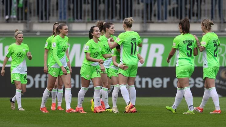 v li VfL Wolfsburg players with goal celebration, cheering, jubilant, optimistic, match scene, highlight, joy about the 2-0 goal, THE DFB REGULATIONS PROHIBIT ANY USE OF PHOTOGRAPHS AS IMAGE SEQUENCES AND OR QUASI VIDEO , 03 05 2024, Wolfsburg Germany , Football, Google Pixel Womens Bundesliga, VfL Wolfsburg 1 FC Köln xobx