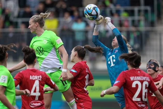 from left Alexandra Popp Alex Popp, VfL Wolfsburg, 11 and Jasmin Pal goalkeeper, goalkeeper, 1 FC Köln, 1 in duel, duel, dynamics, action, action scene, THE DFB REGULATIONS PROHIBIT ANY USE OF PHOTOGRAPHS AS IMAGE SEQUENCES AND OR QUASI VIDEO , 03 05 2024, Wolfsburg Germany , Football, Google Pixel Womens Bundesliga, VfL Wolfsburg 1 FC Köln xobx
