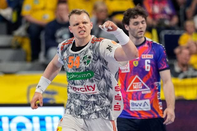 Goalscorer Justus Fischer Die Recken, 54 , celebrates a goal, cheers, cheer, goal celebration, celebrate the goal, goal, celebration, cheers about the goal, rejoicing, joy, rejoices, optimistic, positive, game scene, highlight, single image, action, action, 04 05 2024, Mannheim Germany , Handball, Bundesliga, Rhein Neckar Löwen TSV Hannover Burgdorf xozx
