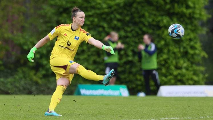 from left Almuth Schult goalkeeper, goalkeeper, Hamburger SV, 39 on the ball, cropped image, single image, full body, action, action, match scene, THE DFB REGULATIONS PROHIBIT ANY USE OF PHOTOGRAPHS AS IMAGE SEQUENCES AND OR QUASI VIDEO , 05 05 2024, Hamburg Germany , Football, 2 Womens Bundesliga, Hamburger SV 1 FFC Turbine Potsdam xobx