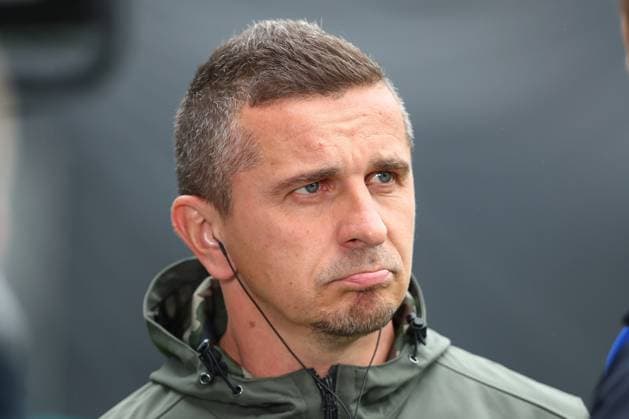 04 05 2024, xtgx, Fußball 2 Bundesliga, FC Hansa Rostock Karlsruher SC, v l Mersad Selimbegovic Rostock, Trainer Portrait, Portraet, Einzelbild enttaeuscht, schaut enttaeuscht, niedergeschlagen, disappointed DFL DFB REGULATIONS PROHIBIT ANY USE OF PHOTOGRAPHS as IMAGE SEQUENCES and or QUASI VIDEO Rostock