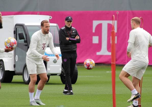 Munich, Germany 07 May 2024 Football, Men, Season 2023 2024, FC Bayern Munich, Säbener Strasse, Training ground, Final training, Champions League Thomas Tuchel, Coach FC Bayern Munich watches his team from the background, Players at training