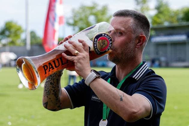 Alexander Straus coach, head coach, FCB treats himself to a sip of champion beer, Paulaner Alkoholfrei beer, while cheering, at the award ceremony after the game, honoring the German champion, after winning the championship, German champion 2023 24 in the Google Pixel Womens Bundesliga, joy about the victory, winner, winners, winning the German championship, German champions, German champion, rejoice, rejoices, cheers, cheering, cheerful, joy, optimistic, positive, highlight, champion cheer, single image, single photo, action, action, 20 05 2024, Sinsheim Hoffenheim Germany , Football, Google Pixel Womens Bundesliga, TSG 1899 Hoffenheim FC Bayern Munich, DFB DFL REGULATIONS PROHIBIT ANY USE OF PHOTOGRAPHS AS IMAGE SEQUENCES AND OR QUASI VIDEO xozx
